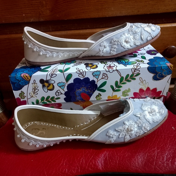 White Floral Embroidered Juttis (Size 41) - Picture 2 of 4